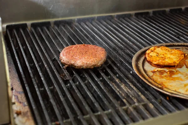 View Burger Patty Cooking Grill Restaurant Kitchen Setting — Foto de Stock