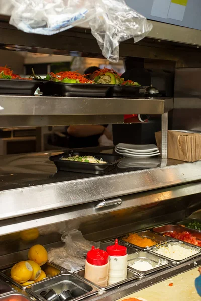 Bir restoranın mutfağının içindeki yemek hazırlama istasyonunun manzarası..