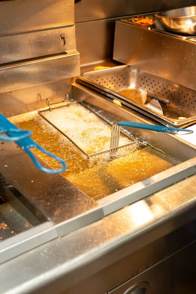Closeup View Food Basket Frying Bubbling Oil Restaurant Kitchen Setting — Stockfoto