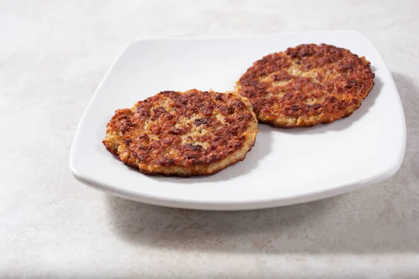 Une Vue Deux Galettes Saucisses Sur Une Assiette — Photo