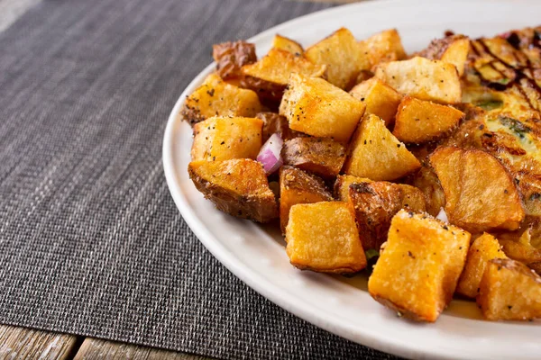 View Side Roasted Potatoes Plate Cut Right Side Frame — Stock Photo, Image