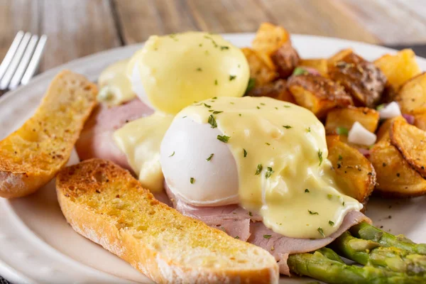 View Asparagus Eggs Benedict Breakfast Plate — Stock Photo, Image