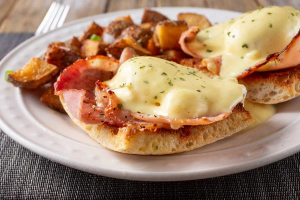 View Plate Eggs Benedict — Stock Photo, Image