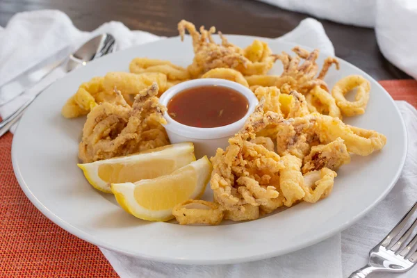 Bir tabak kızarmış kalamar manzarası..