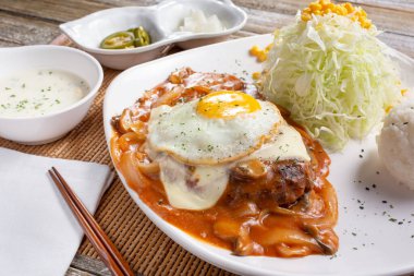 Japon hamburgerinin başlangıç yemeğinin yakın çekimi..