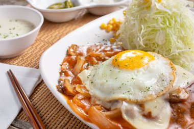 Japon hamburgerinin başlangıç yemeğinin yakın çekimi..