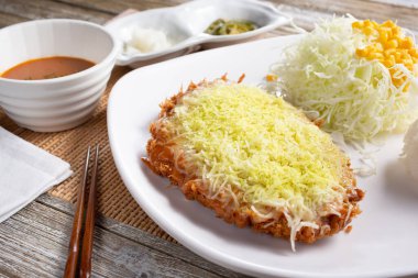 Bir tabak ballı peynirli katsu manzarası.