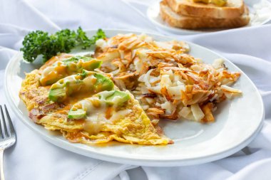 Kahvaltı tabağı manzarası, omlet ve patates kızartması..