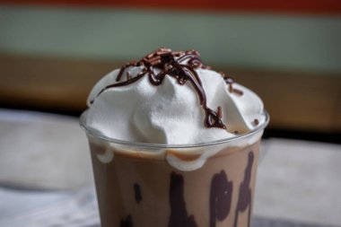 Buzlu mocha içeceğinin üst kısmının yakın çekimi..