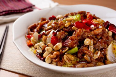 Bir tabak kung pao tavuğu ve kızarmış pirinç..