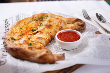 Los Angeles, California, ABD - 05-09-2019: Bir calzone 'nin yakın çekim görüntüsü.