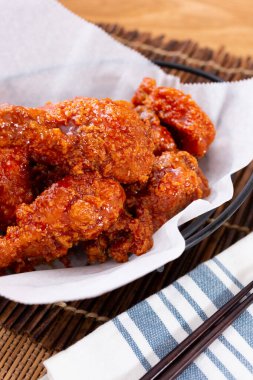 Baharatlı Kore usulü kızarmış tavuk sepeti..