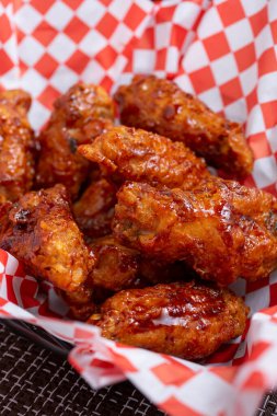 Kore usulü kızarmış tavuğu sepette yakından görmek..