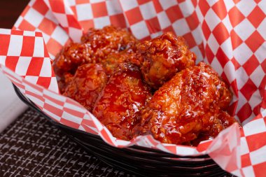 Bir sepet dolusu kızarmış Kore tavuğu..