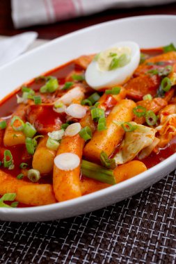 Baharatlı pirinç keki olan bir tabak Kore Tteok-bokki manzarası..