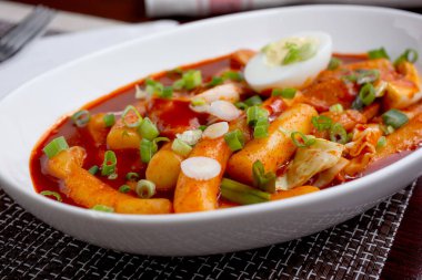 Baharatlı pirinç keki olan bir tabak Kore Tteok-bokki manzarası..