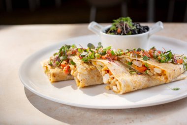 Baharatlı gurme tavuklu quesadilla manzarası.
