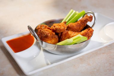 Bir tabak tavuk kanadı manzarası.