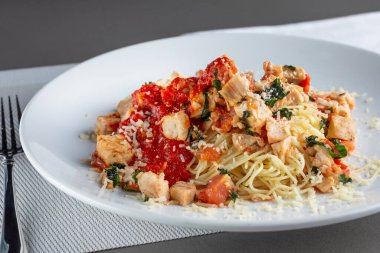 Bir tabak tavuk ve saç makarnası manzarası.