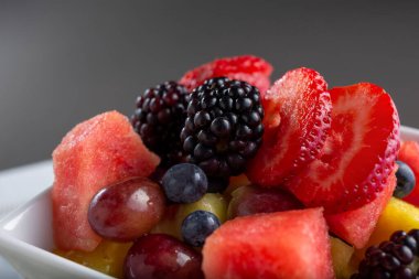 Bir kase taze meyvenin yakın çekimi..