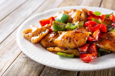 Bir tabak tatlı ve ekşi haşlanmış beyaz balık manzarası..