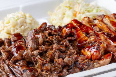 Japon teriyaki soslu tavuk ve yanında makarna salatası ve lahana salatası ile sığır eti..