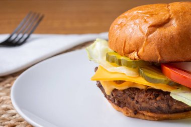 Çerçevenin sağ tarafındaki çizburgerin yakın plan görüntüsü..