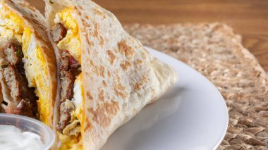 Mutfak ortamında kahvaltılık quesadilla 'nın yakın plan görüntüsü..