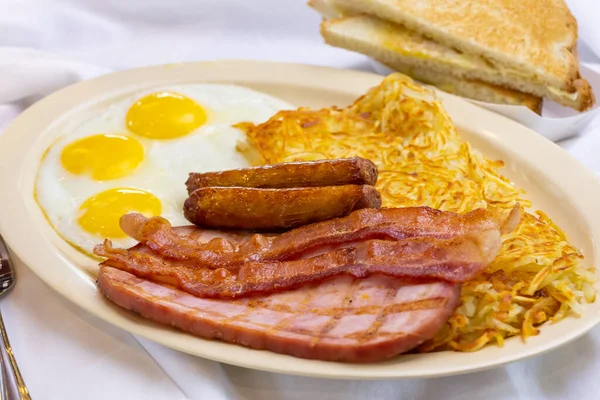 View Breakfast Plate Featuring Sunny Side Eggs Ham Bacon Sausage — Stock Photo, Image