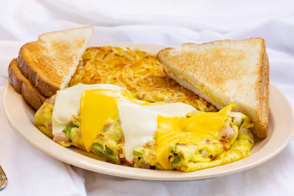 Een Uitzicht Een Plantaardige Omelet Plaat Met Wit Brood Toast — Stockfoto