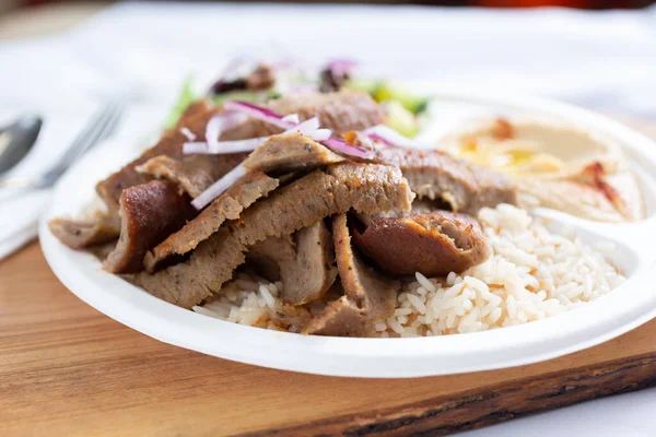 Bir tabak sığır eti manzarası.