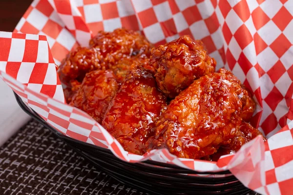 Bir sepet dolusu kızarmış Kore tavuğu..