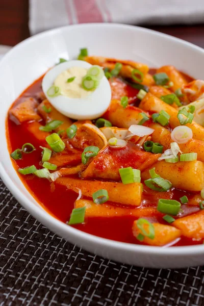 Baharatlı pirinç keki olan bir tabak Kore Tteok-bokki manzarası..