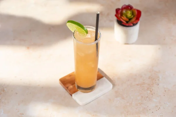 Una Vista Una Bebida Alcohólica Color Melocotón Naranja Amarillo Tropical —  Fotos de Stock