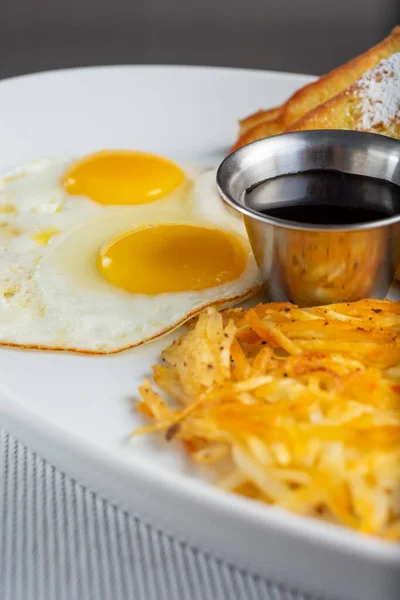 Una Vista Plato Desayuno Restaurante Cocina Con Huevos Soleados Boca —  Fotos de Stock