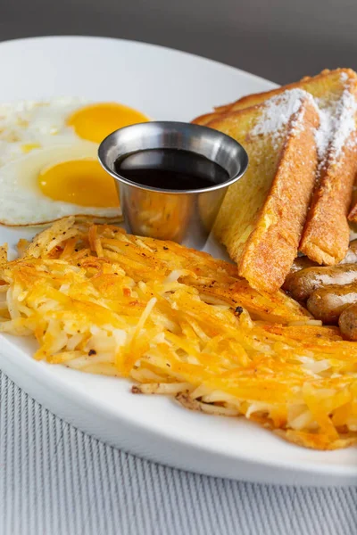 Una Vista Ángulo Plato Desayuno Común Con Huevos Soleados Papas —  Fotos de Stock