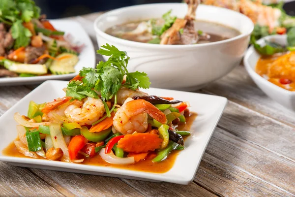 Tahta Bir Masa Yüzeyindeki Birkaç Tayland Yemeğinin Görüntüsü Içinde Karides — Stok fotoğraf