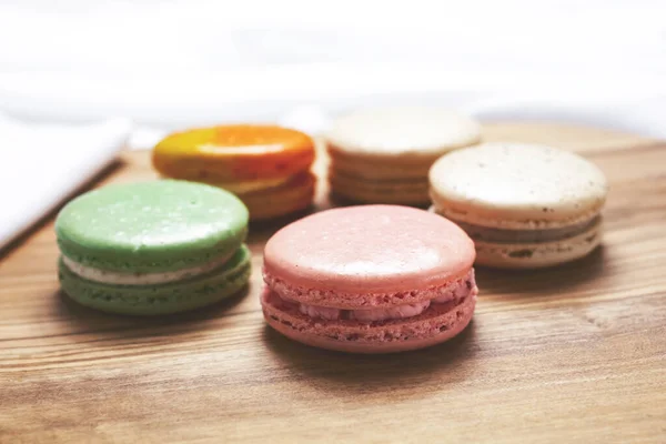 Una Vista Una Pila Coloridas Galletas Macaron Tablero Madera —  Fotos de Stock