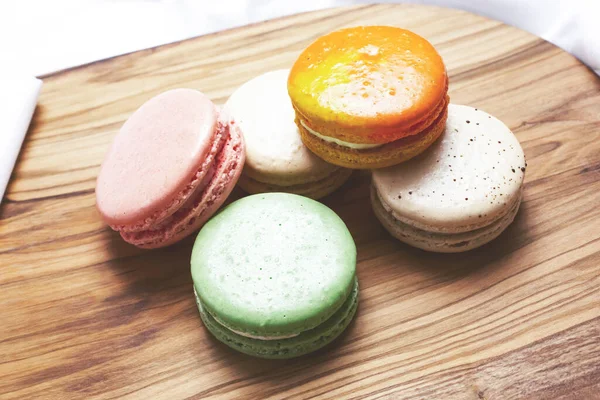 Una Vista Una Pila Coloridas Galletas Macaron Tablero Madera —  Fotos de Stock