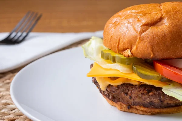 Çerçevenin sağ tarafındaki çizburgerin yakın plan görüntüsü..