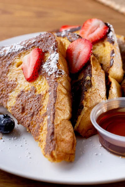 Bir tabak yumurtalı ekmeğin yakından görüntüsü..