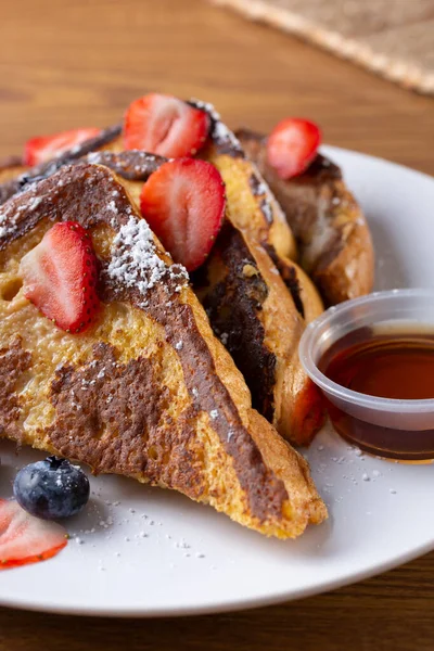 Bir tabak yumurtalı ekmeğin yakından görüntüsü..