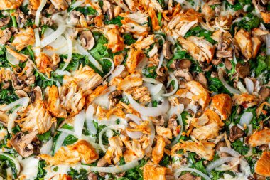 Tavuk, soğan, mantar ve ıspanak içeren pizza malzemelerinin alt tarafı..