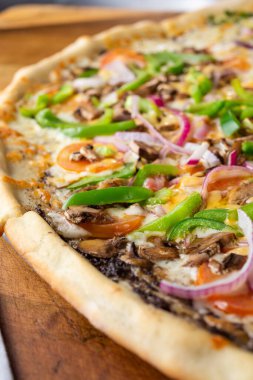 Vejetaryen pizzasının yakın plan görüntüsü..