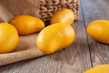 Birkaç ballı mango manzarası, durgun bir hayat ortamında.