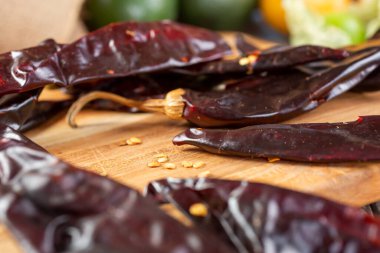 Tahta kesme tahtasındaki kurutulmuş birkaç gergedanın yakın plan görüntüsü..