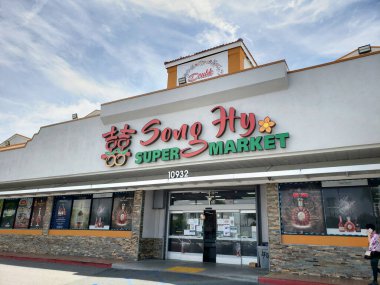 Garden Grove, California, ABD - 03-01-2022: Song Hy Super Market olarak bilinen Vietnam marketinin ön tabelâsı.