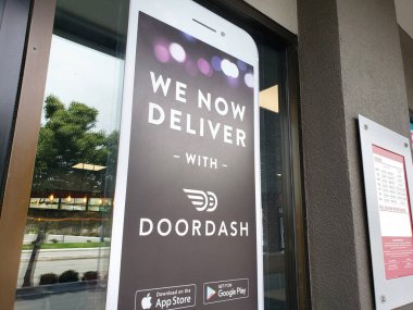 Los Angeles, California, ABD - 02-17-2019: Büyük bir Kapı Kapısı reklamının yer aldığı bir restoran penceresi manzarası.