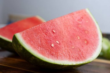 Kesme tahtasında büyük bir dilim çekirdeksiz karpuz..