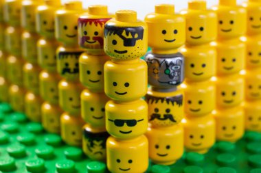 Los Angeles, California, ABD - 06-09-2020: Lego 'nun yeşil bir yüzeyi üzerindeki bir çok insan yığınının görüntüsü.